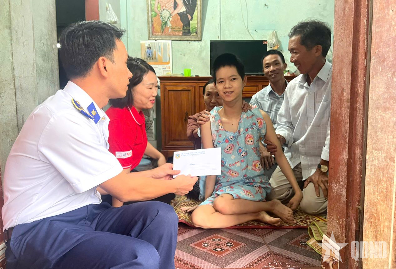 Hải đội 202 trao 48 triệu đồng hỗ trợ trẻ em có hoàn cảnh khó khăn